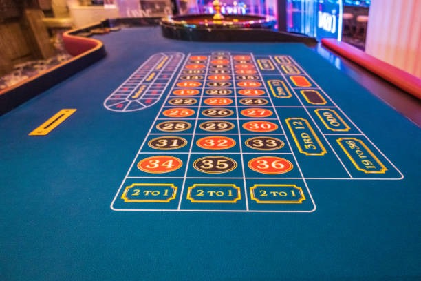 Featured Games carousel showing Liga 1, live blackjack, and slot titles